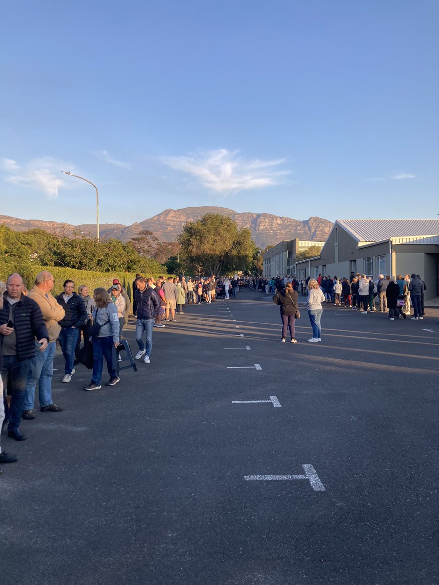 Clinton_Swart's tweet photo. Patience is what you need for voting today. Long queues and system issues.. Thankfully lots of friendly people in SA https://t.co/jvkx7e4gMv
