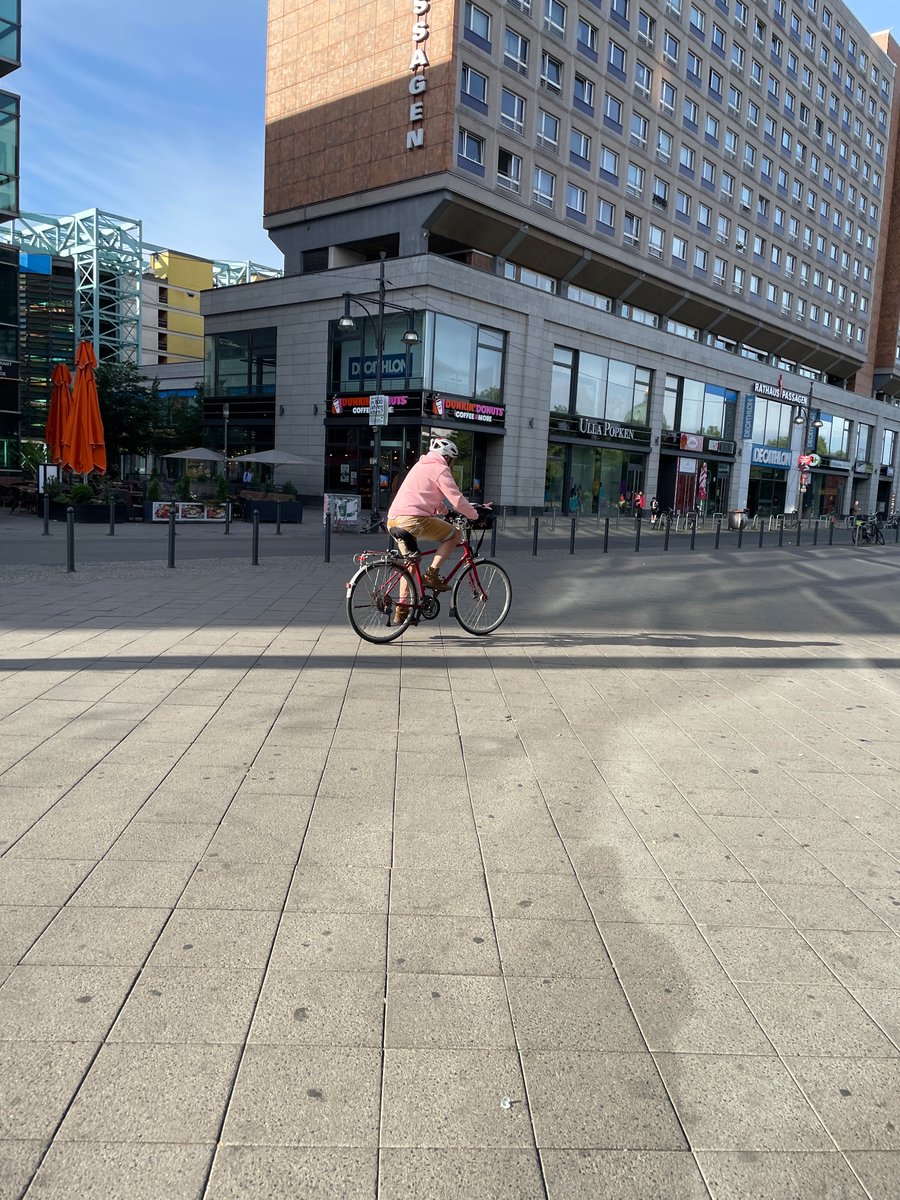 Was ist so schwer da ran, auf dem Radweg zu fahren? Und wie kann es sein, dass unter @almut_neumann kaum Radfahrer auf Gehwegen erwischt wurden? Sie sie doch eine tägliche Plage.