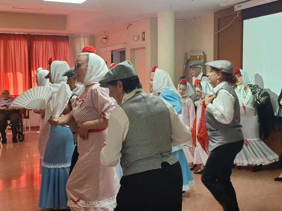 AytoBrunete's tweet photo. Tarde con el grupo de baile de castañuelas, #Mayores #Brunete
Música, arte y alegría en @Geriasa
Gracias #Maleni y todos los q trabajan para q nuestros mayores estén acompañados, cuidados y felices
Nos guiaron, enseñaron y marcaron nuestro camino
Ahora nos toca cuidar de ellos https://t.co/iNBqA1lSaB