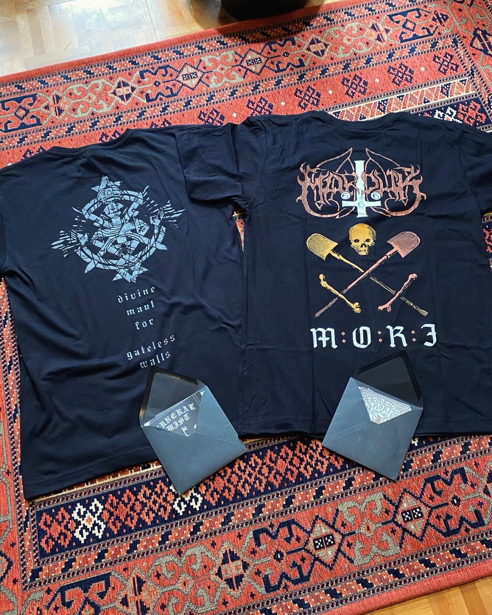 warpdokan's tweet photo. Holy Poison Designの Tシャツ届きました!2週間で届いた!ステッカー耐水マットで使う用と保存用に二枚づつ入ってて嬉しい😄カッパーみたいな色もイイ色だしメメントが表でモリが裏なの新しいですね!この夏に着ます🫡
https://t.co/7s61Ha8nve
#holypoisondesign #marduk #マーダック #funeralmist https://t.co/mIcdASdqCJ