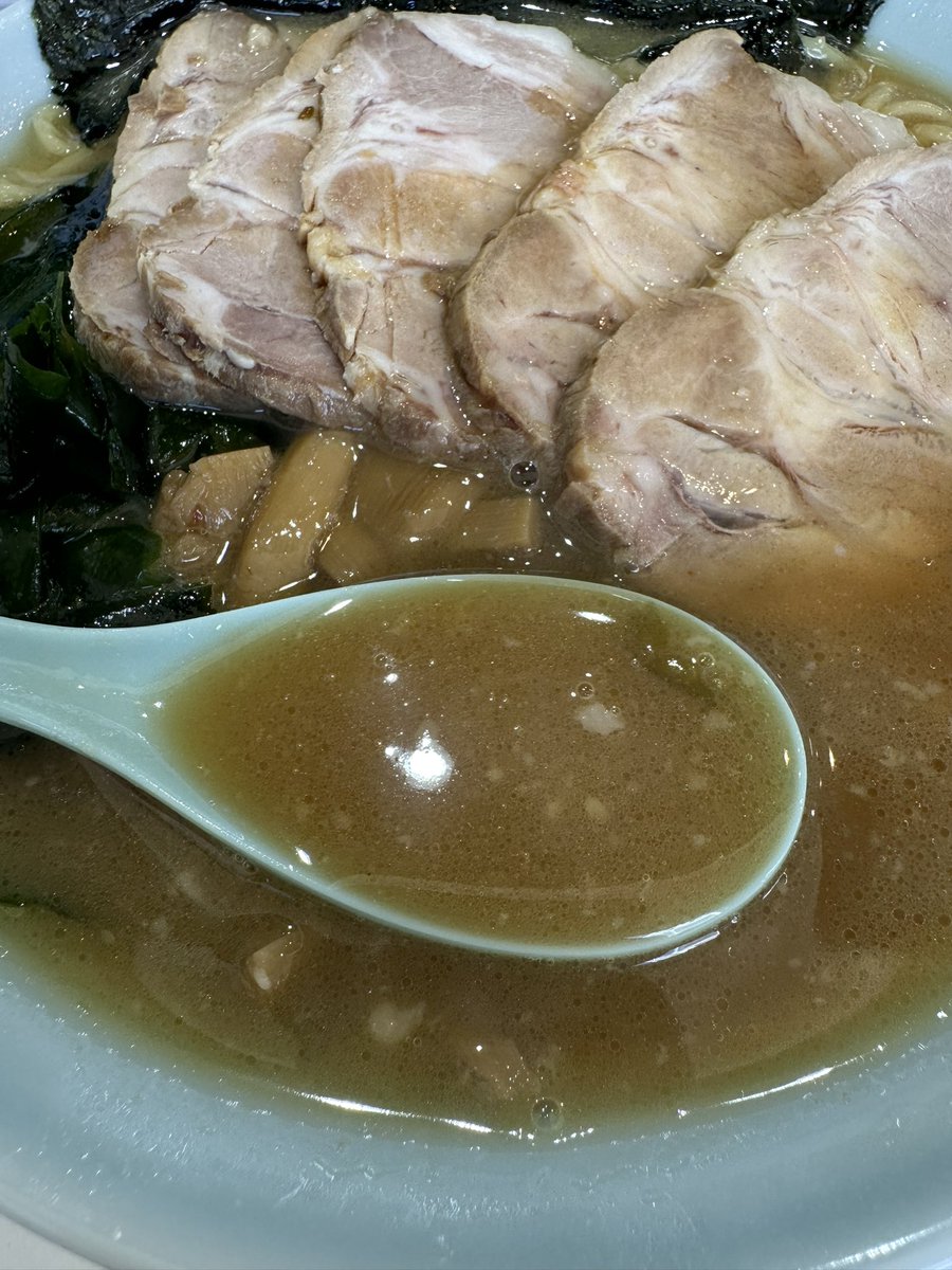 今日も来てしまいました😊
チャーシュー麺　濃いめ　更にチャーシューの上にもカエシを。
それでもしつこくなくあっさりとしたラーメンで美味しかったです😊
お心遣いもありがとうございました😊
次はつけ麺をチャレンジしてみたいですね😊

#ラーメン和久　#市原市姉崎