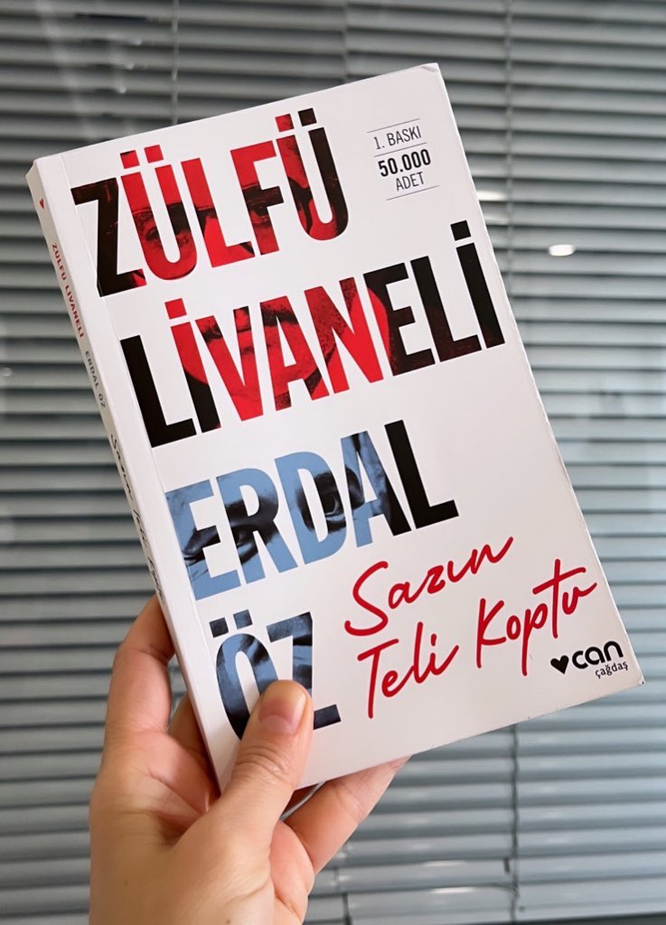 . @canyayinlari ‘nın ruhuma iyi gelmiş yüzlerce kitabı yüzünden olsa gerek erdal öz’ü çok severim. her kitap alış verişimde de minnet ederim kendisine.. ve fakat livaneli’nin sevgi ve özlem dolu cümleleri eşliğinde sazın telinin kopuşuna erişmek kalbimi kırdı..🥹 @ccanozz