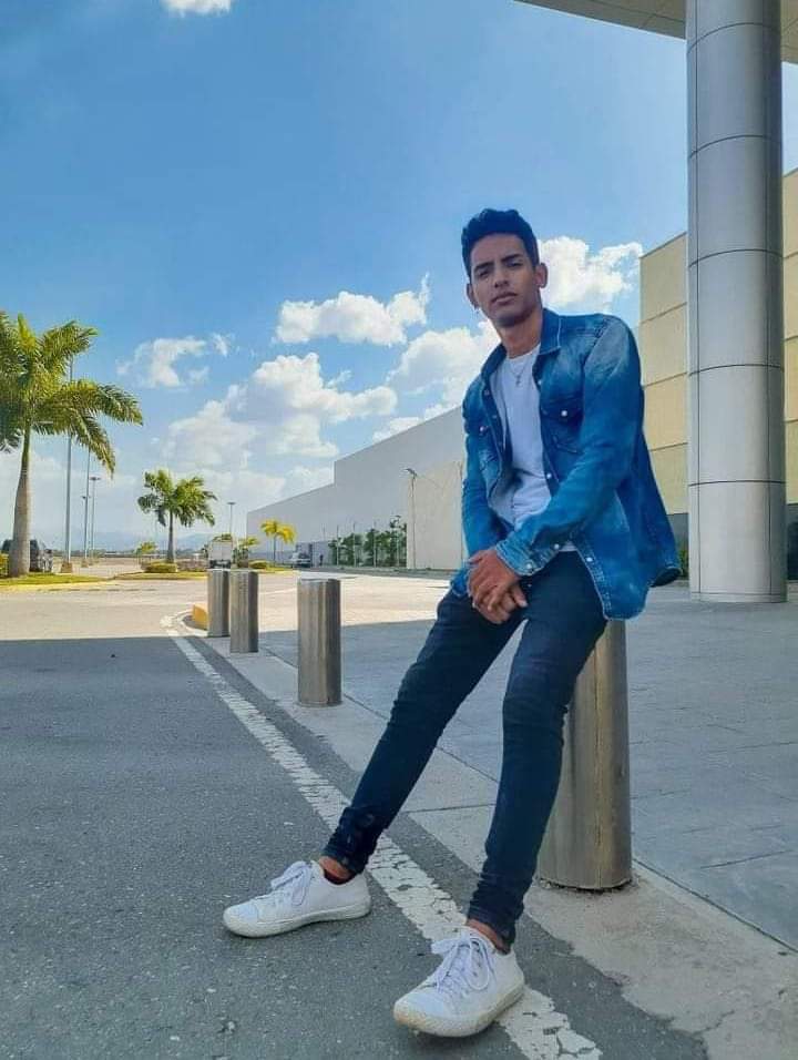 dancausantMCY's tweet photo. En el C.C. Parque Aviadores se vive La final de la #ChampionsLeague en la pantalla gigante de #Supercines 🎬

Adquiere tu brazalete por tan sólo 5$ a través de nuestra #SuperWeb 

📸 Facebook: Dykey 😎

#Maracay #Aragua #Venezuela #Supercines https://t.co/soGQ8ecI5P