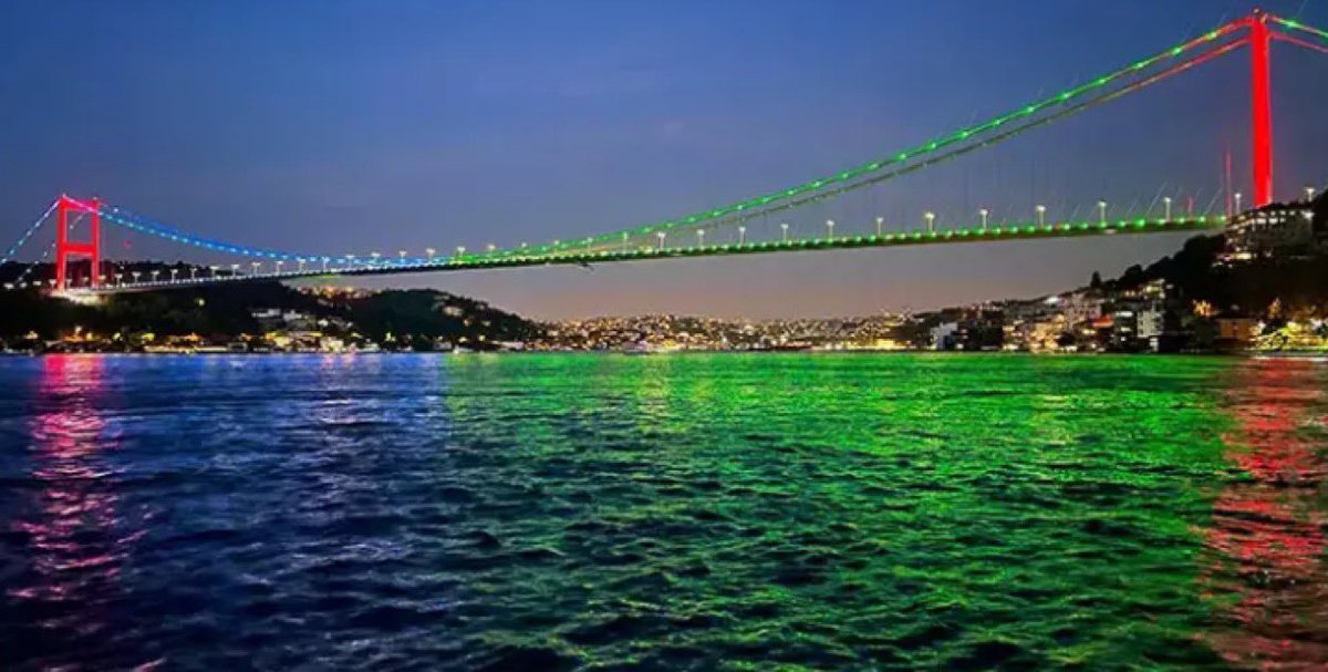 İstanbul’da köprüler, Azerbaycan’ın 28 Mayıs Bağımsızlık Günü nedeniyle Azerbaycan bayrağının renkleriyle ışıklandırıldı.