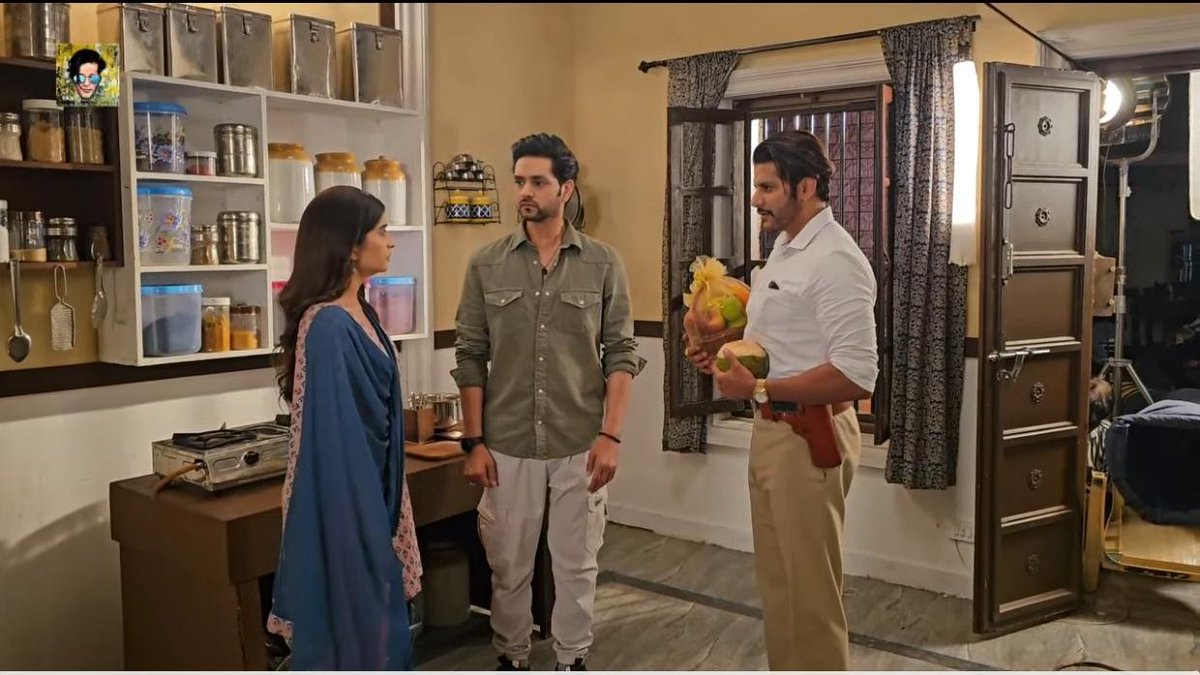 Forget 🌹 Get a man who brings Naryal for you in this scorching heat😭🥥
Bhavar🤣

#GhumHaiKisikeyPyaarMeiin
#Ghkkpm #SaviChavan #BhavikaSharma