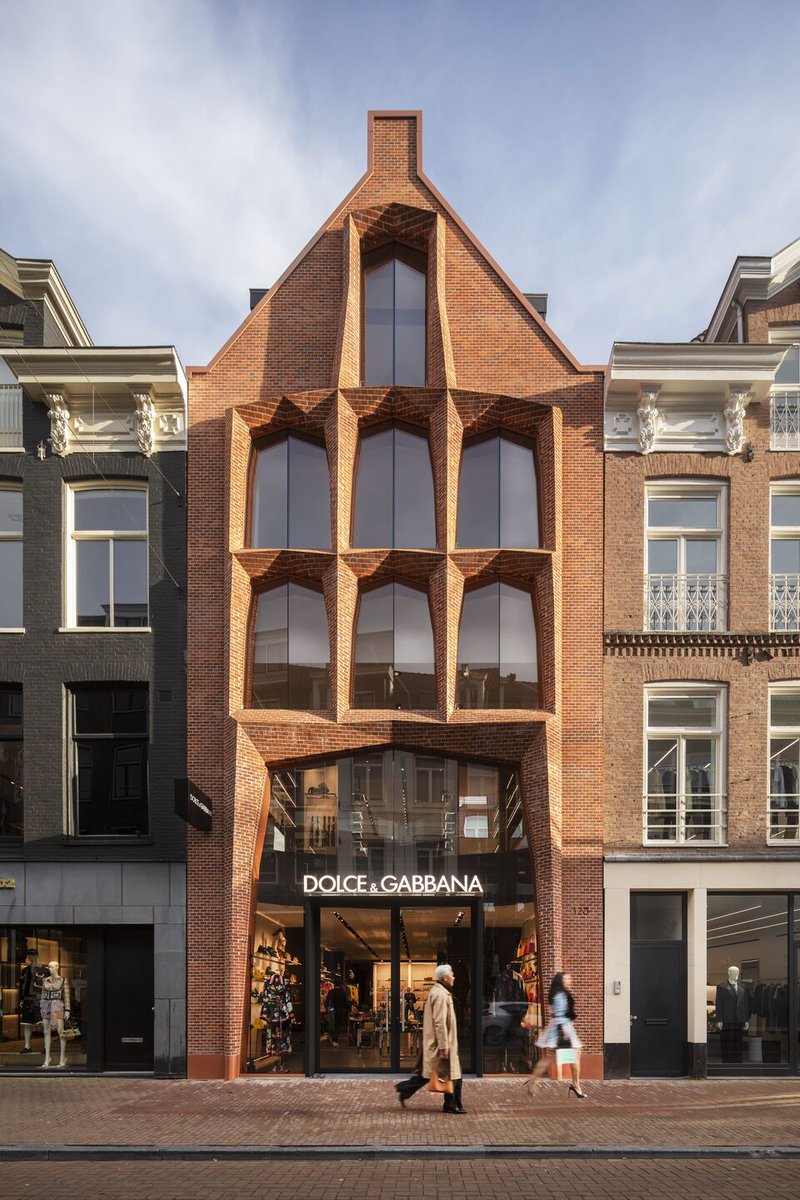⭕ Lo último de @dolcegabbana  está en Amsterdam #ArquitecturayModa 

Tienda Dolce&Gabbana | 2️⃣0️⃣2️⃣4️⃣ | Dok Architecten

#MiercolesEnladrillado #arquitectura #architecture #archilovers #design #diseño #galicia #pontevedra