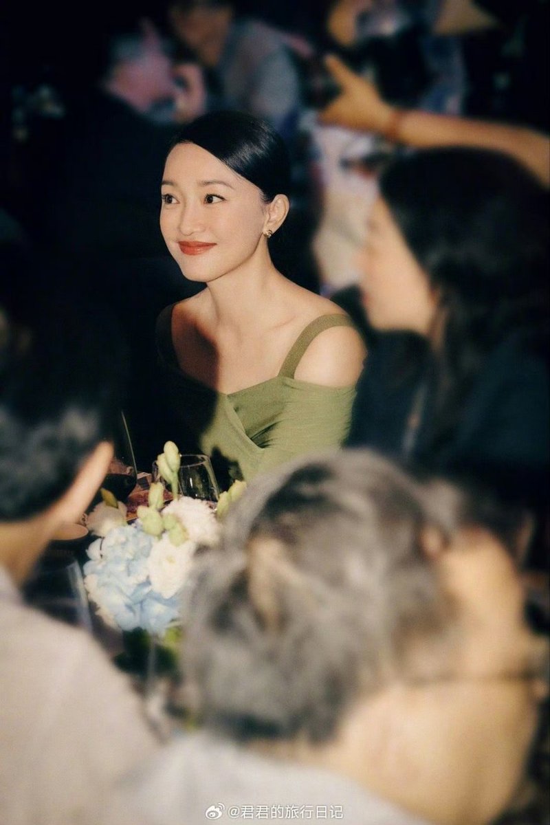 melon_num5's tweet image. Beijing News Awards 2024 Best Female as Main Lead winner #ZhouXun and director #ZhengXiaolong