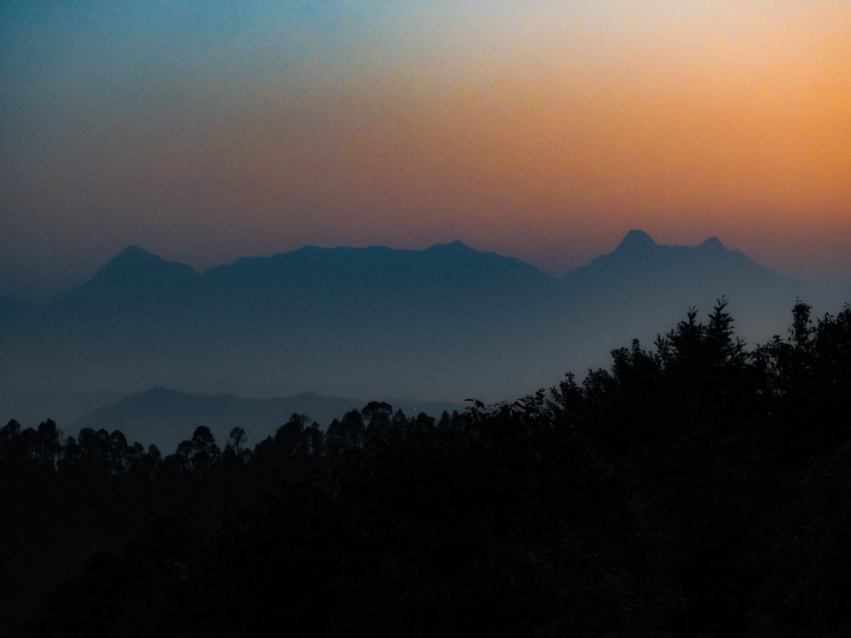RajivButalia's tweet photo. It's been a season of forest fires. The scent of singed earth and the sight of acrid smoke has hung heavy. Yet, even within a world turned gray there are moments of delight.
At 430 am, behind a veil of smoke, stood the ghosts of peaks daily seen in the past. https://t.co/YFCCr5qaXp
