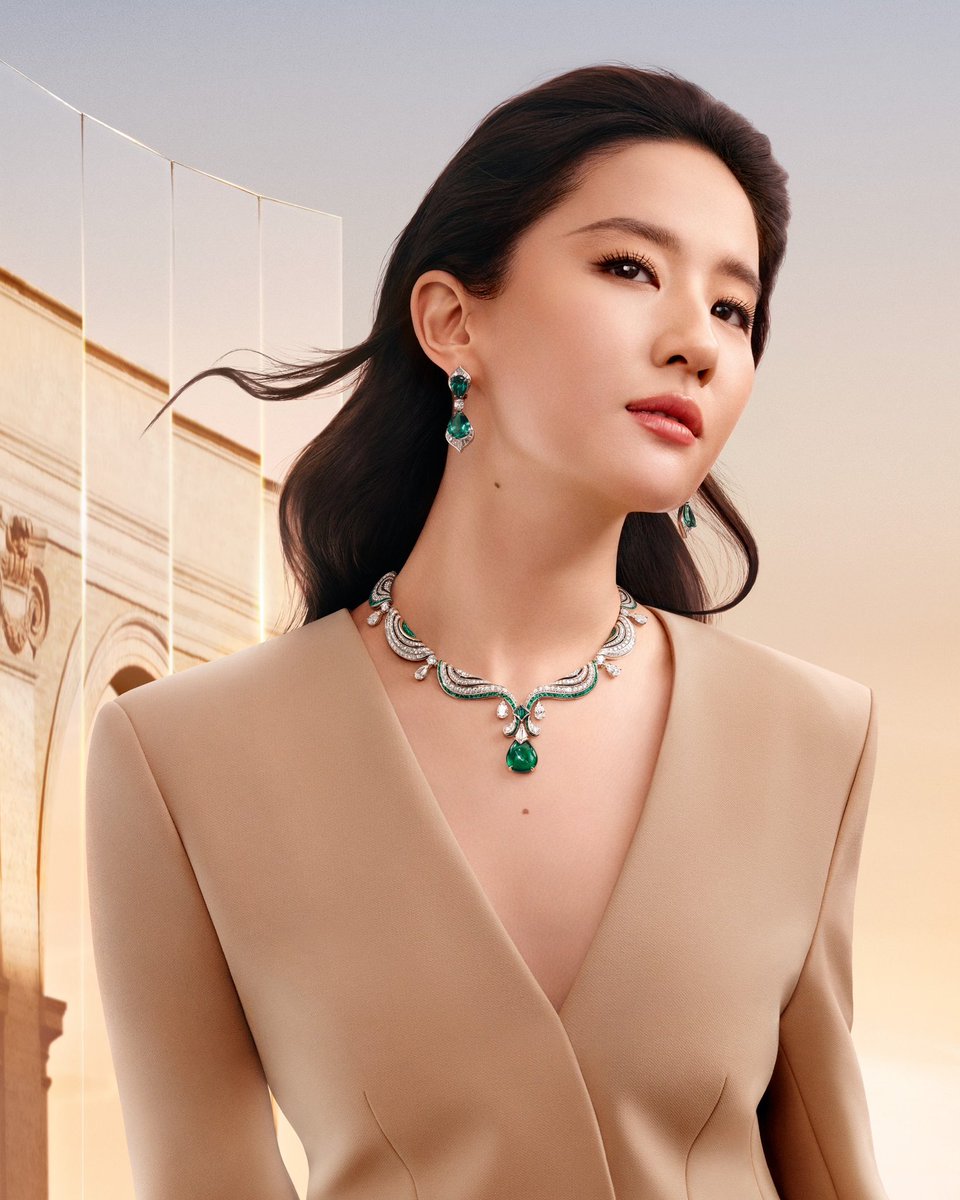 สะกดทุกสายตา! @Bulgariofficial เผยแบรนด์แคมเปญใหม่ #EternallyReborn ที่ได้ Global Ambassador คนสวยอย่าง Anne Hathaway, Zendaya และ Liu Yifei มาร่วมถ่ายทอดบทกวีแห่งการถือกำเนิดใหม่อย่างไร้จุดสิ้นสุด โดยทั้ง 3 คนมาพร้อมกับคอลเล็กชั่นไฮจิวเวลรี Aeterna 💚 #BvlgariThailand