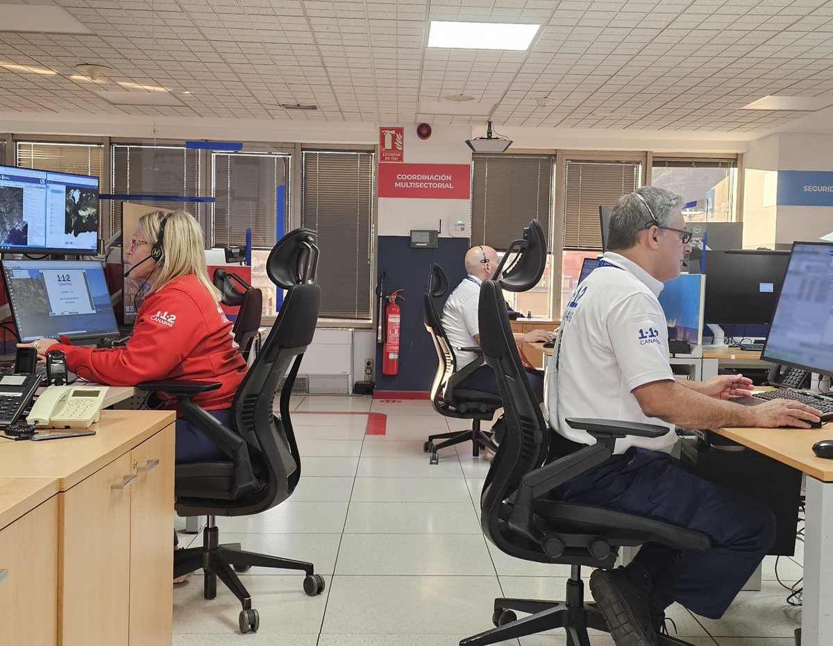 El personal del #SUC atendió esta madrugada al conductor de un camión que volcó en la TF-5 a la altura de Las Chumberas en La Laguna #Tenerife

➡️Al lugar también acudieron @BomberosTf @guardiacivil  y miembros de @carreterasTF 

www3.gobiernodecanarias.org/noticias/un-he…