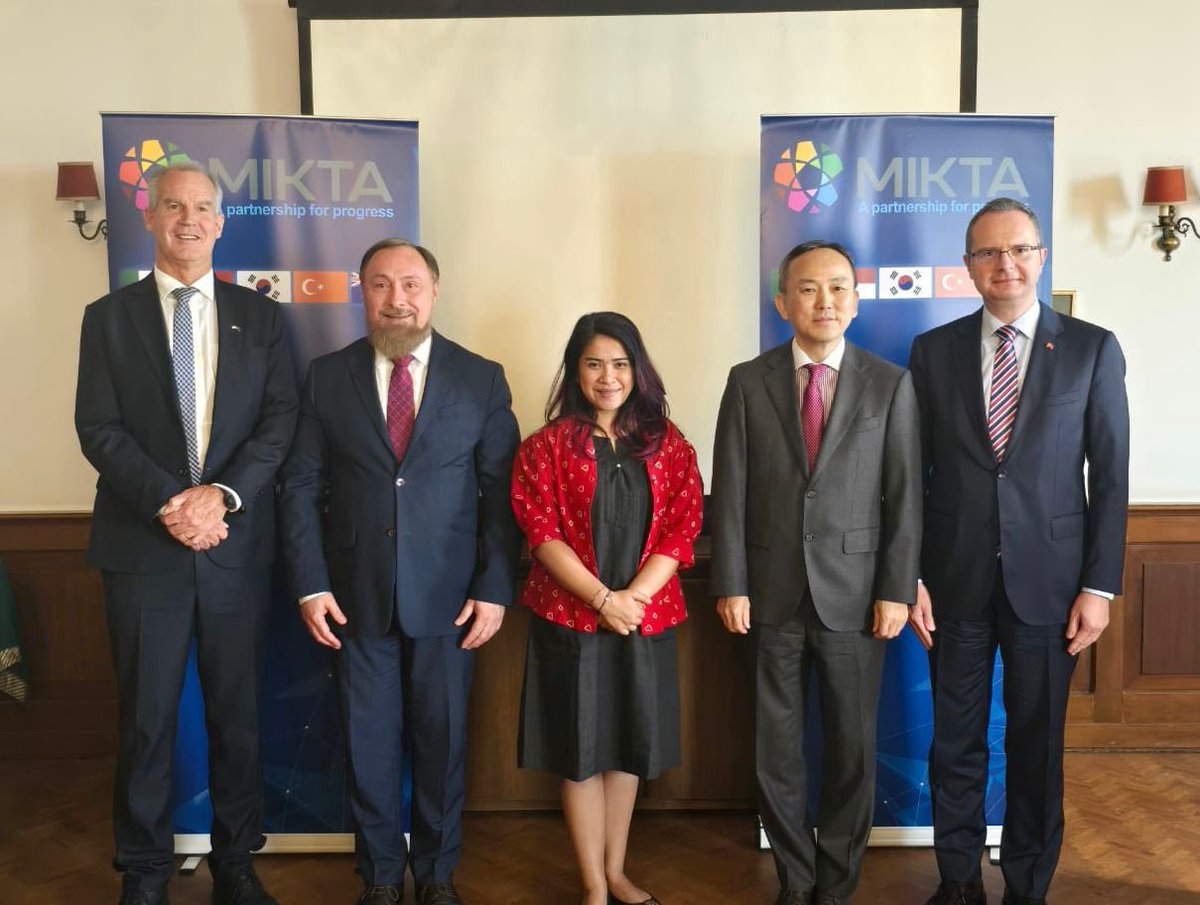 AliBaris_Ulusoy's tweet photo. As #MIKTA Embassies in 🇱🇧, we highlighted at a seminar organized yesterday by @Koreainlebanon the role of women as active agents in conflict prevention &amp; resolution, peace-building &amp; peacekeeping in line with #UNSCR1325 on #Women, #Peace &amp; #Security.

🇦🇺🇮🇩🇲🇽🇰🇷🇹🇷

@MiktaTurkiye https://t.co/HkWWiqBnHq