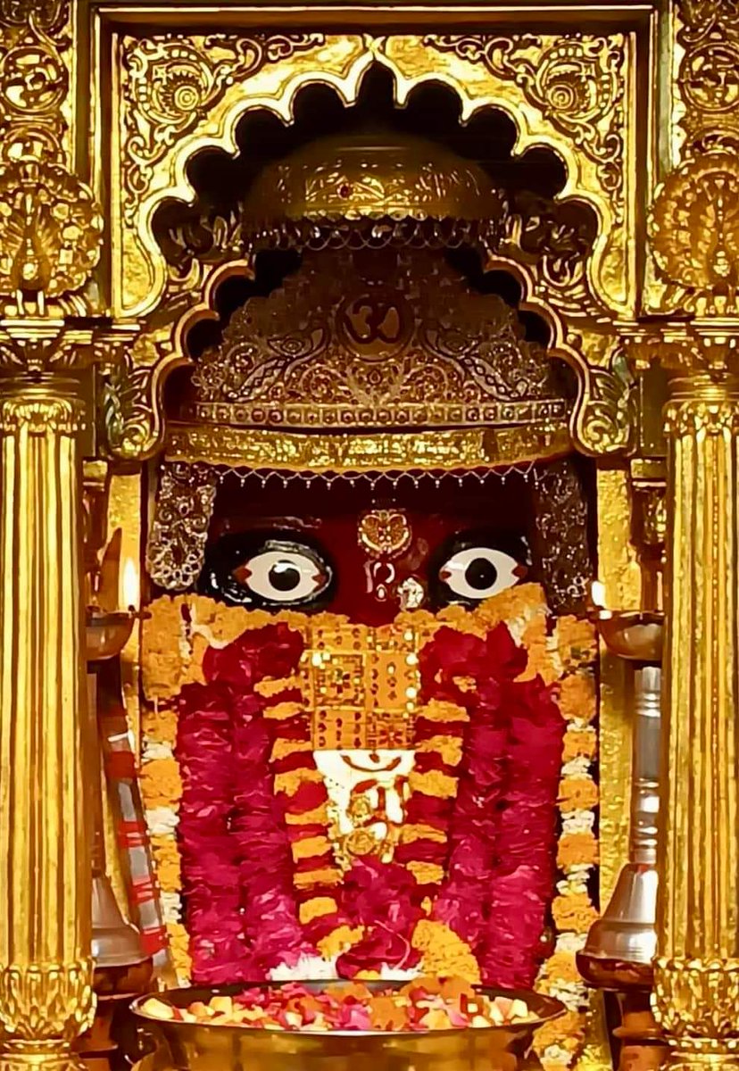 TempleConnect_'s tweet image. Beautiful Shringar Darshan of Mataji from Shree Mahakali Mataji Temple #Pavagadh #Panchmahal #Gujarat

The temple has three goddesses,  #MahakaliMata in the centre, flanked by #Kali on the right &amp;amp; #Bahucharamata on the left

#TempleConnect #Shakti #Shaktipeeth #Champaner