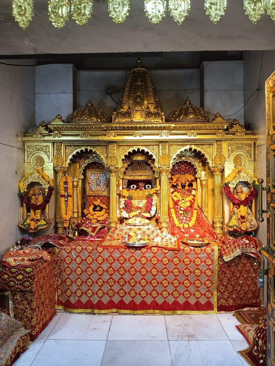 TempleConnect_'s tweet image. Beautiful Shringar Darshan of Mataji from Shree Mahakali Mataji Temple #Pavagadh #Panchmahal #Gujarat

The temple has three goddesses,  #MahakaliMata in the centre, flanked by #Kali on the right &amp;amp; #Bahucharamata on the left

#TempleConnect #Shakti #Shaktipeeth #Champaner
