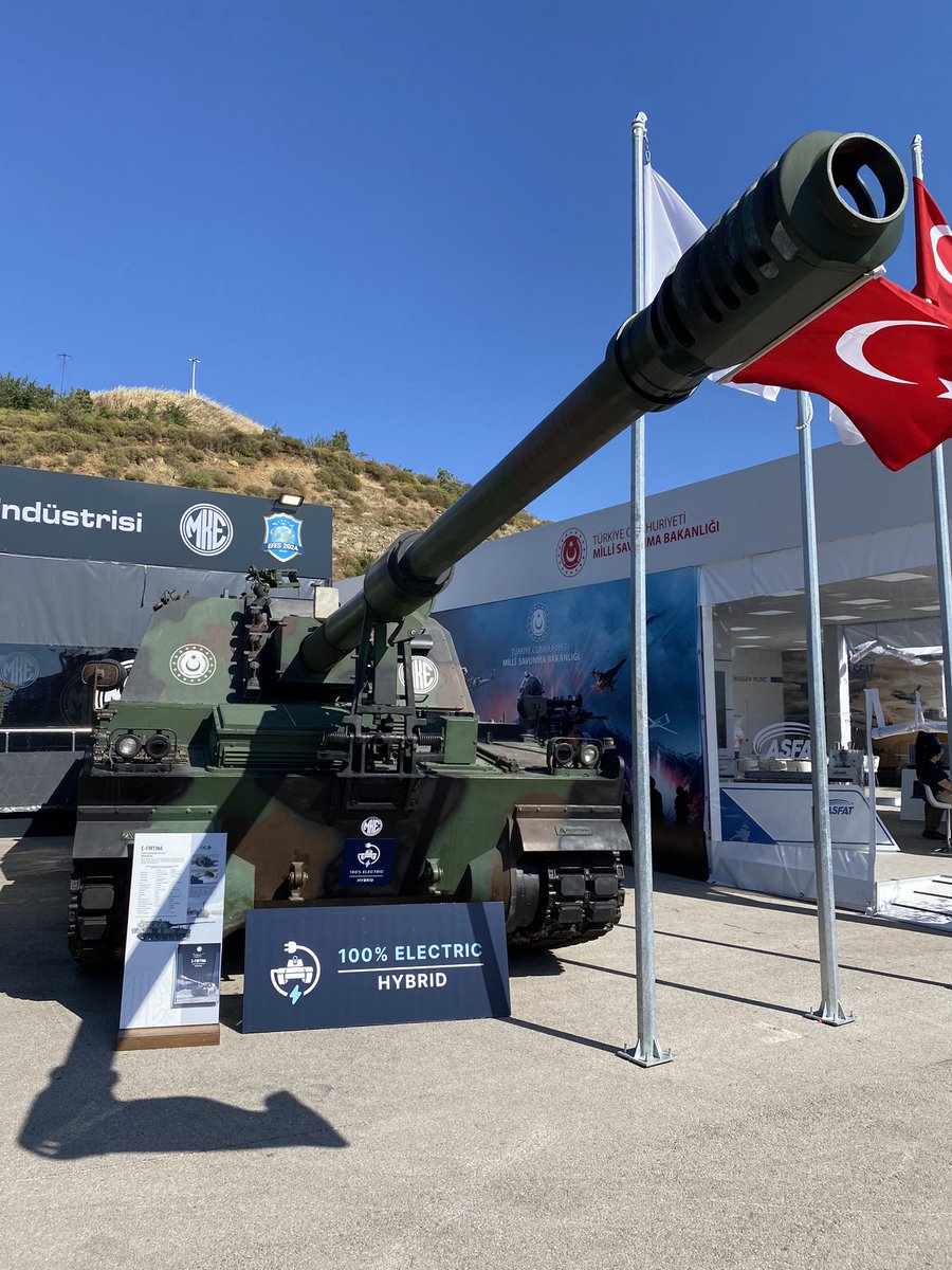 🇹🇷 Yol ve yürüyüş testleri tamamlanan @MKEgovtr E-FIRTINA Obüsü EFES-2024 Tatbikatı'nda görücüye çıktı.

TSK envanterindeki T-155 K/M FIRTINA obüsleri, motor ve transmisyon temin sorunları nedeniyle yurt dışına satış imkanından yoksun. Ancak MKE, hibrit güç ve tahrik sistemi