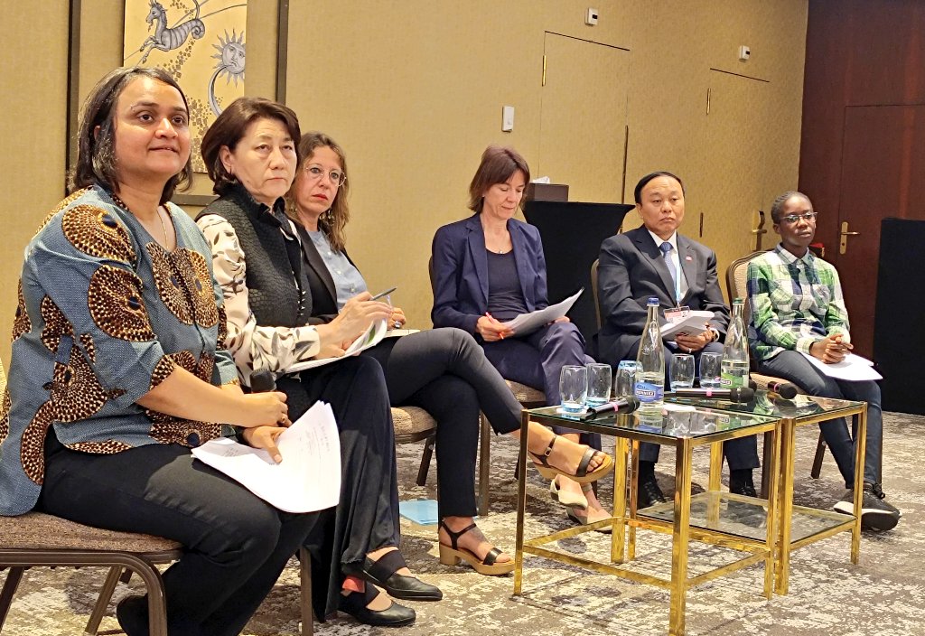 <a href="/PeruEnGinebra/">Misión del Perú en Ginebra</a> Ambassador opens #WHA77 side event on #ClimateChange and #Health, emphasizing how the wellbeing and health of #children are impacted by the #ClimateCrisis. 🌍👶 Stronger national adaptation plans that put children at the center are key! 💪🏽
