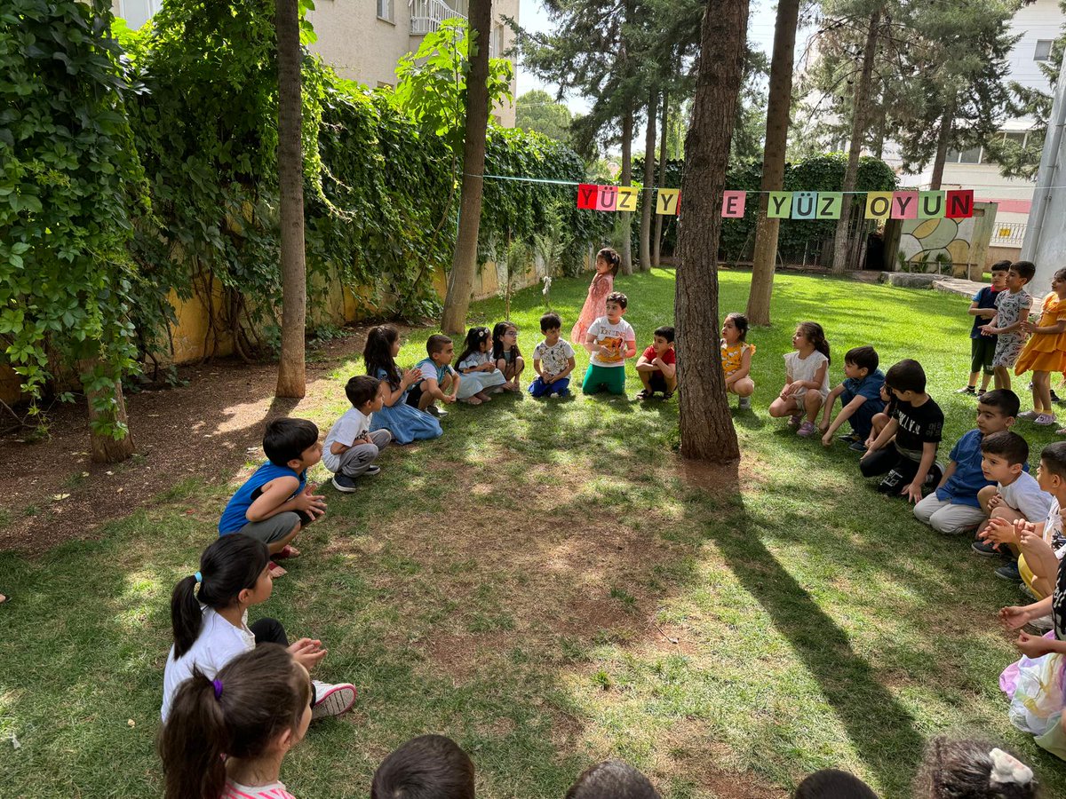 UrfaHan's tweet photo. @bigepurfa @hasansildak @MetinKratlolu1 @Mvural63 @HaliliyeMem @sanliurfammem63  #Yuzyuzeyuzoyun  Geleneksel oyunlarımızdan yağ satarım bal satarım, beş taş oyunu, ip atlamaya, yakan top, dokuz taş oyunu oynayarak çocuklarımızı geleneksel oyunlarla bir kez daha tanıştırdık 😀 https://t.co/FXF8Cvm7jX