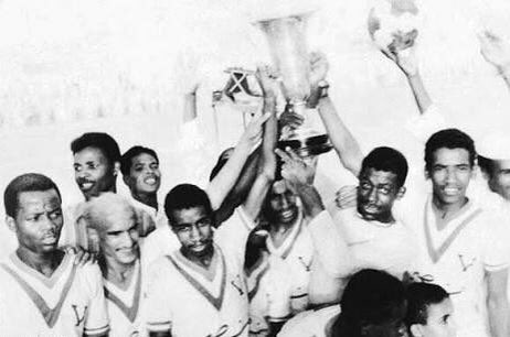 فرحة لاعبين النصر بكأس شهداء فلسطين عام ١٣٨٩هـ ١٩٦٩م #من_ذاكرة_النصر #من_ذاكرة_النصر_قديماً