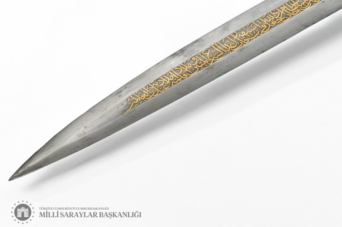 571 yıl önce İstanbul’u fethederek ‘fatih’ unvanını alan, Osmanlı Hanedanlığı’nı ‘cihan devleti’ haline getiren Sultan II. Mehmed’in kılıcı. Topkapı Sarayı’nın Dış Hazine bölümünde sergilenen, 125 cm uzunluğundaki kılıcın üzerindeki yazının dua bölümünde şöyle yazmaktadır: