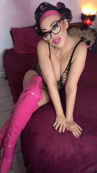 Mamas for her rollers in 😜 Are u following me on @fansly yet? 🫶 https://t.co/UgJiGeN3AP