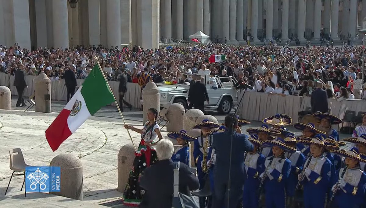 #PopeFrancis arrives on the popemobile for his general audience in St. Peter's Square. Meanwhile a Mexican band plays some Latin favorites, including 'Cielito Lindo,' 'La Bamba,' and 'Tequila.'