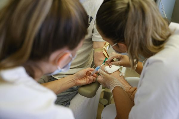 Après le cinéma ou le sport, la parole des femmes se libère dans le monde de la #santé.
►Propos grivois et comportements déplacés, une femme médecin a accepté de témoigner.
france3-regions.francetvinfo.fr/bourgogne-fran…
#MeTooHôpital @osezlefeminisme féminisme