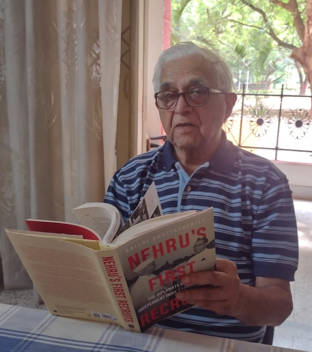 Delighted to see Eric Gonsalves, recruited into the Indian Foreign Service (IFS) in 1950 with his copy of #NehrusFirstRecruits by @janusmyth in his Bengaluru home. Have you ordered your copy yet? Available wherever books are sold. harpercollins.co.in/product/nehrus…