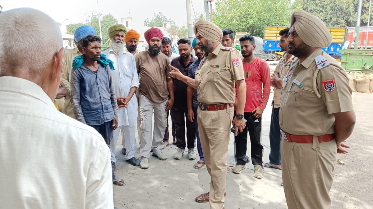 🚦Traffic Education Cell of Sangrur Police organized a seminar at Tractor Trolley Union #Sangrur where the drivers were made aware about traffic rules, #RoadSafety, document maintenance, #DrugAbuse , #helpline 112 anti-drug helpline number 8054112112

#TrafficAwareness