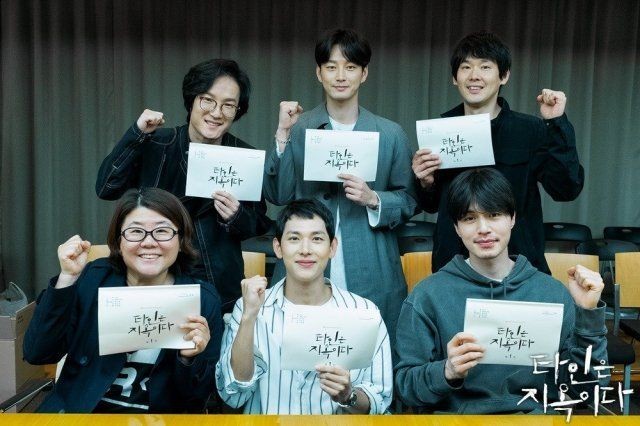 jongwoojanu's tweet photo. - strangers from hell; behind-the-scenes secrets 🦷🩸🎬

a thread of fun facts, script changes, cast/director interviews, and more! 

[disclaimer: included translations may contain inaccuracies] https://t.co/iDxHfQ7XiF