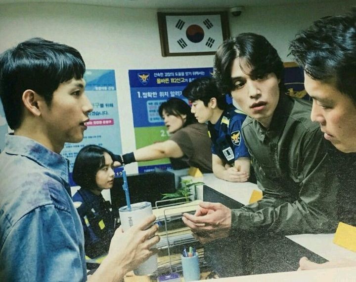 jongwoojanu's tweet photo. - strangers from hell; behind-the-scenes secrets 🦷🩸🎬

a thread of fun facts, script changes, cast/director interviews, and more! 

[disclaimer: included translations may contain inaccuracies] https://t.co/iDxHfQ7XiF
