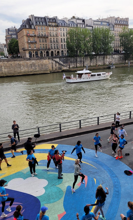 JCQDSE's tweet photo. Une colorisation façon banlieue moche, une pollution qui est doublement illégale :

- C'est une pub (pour une marque internationale de godasses).
- Elle est en covisibilité avec des monuments historiques, dans un site classé. 

La mairie #saccageparis a-t-elle tous les droits ? https://t.co/y8ZvR7ewRi