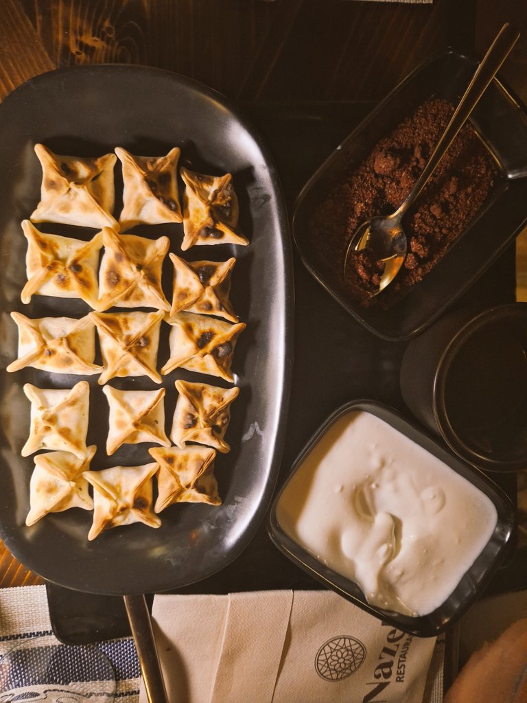 Syrische dumplings mante/mantu
Geserveerd met tomatensaus, lookolie en gerookte yoghurt. 
#dewereldopjebord #voedingverbindt #Isdeharak