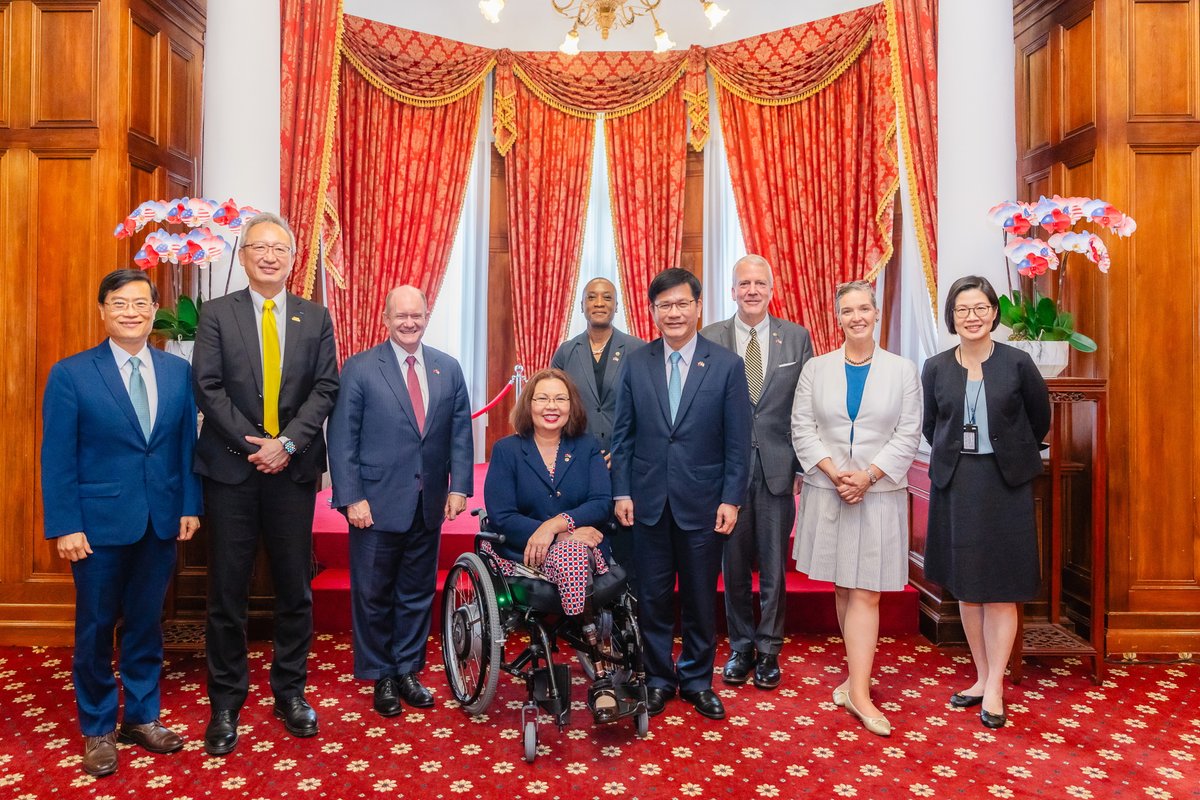 Minister @chia_lung hosted a luncheon welcoming staunch #Taiwan🇹🇼 friends @SenDuckworth, @SenDanSullivan, @ChrisCoons & @Senlaphonza. The visit by bipartisan #US🇺🇸 senators following the inauguration underscores our strong partnership anchored in shared dedication to democracy.