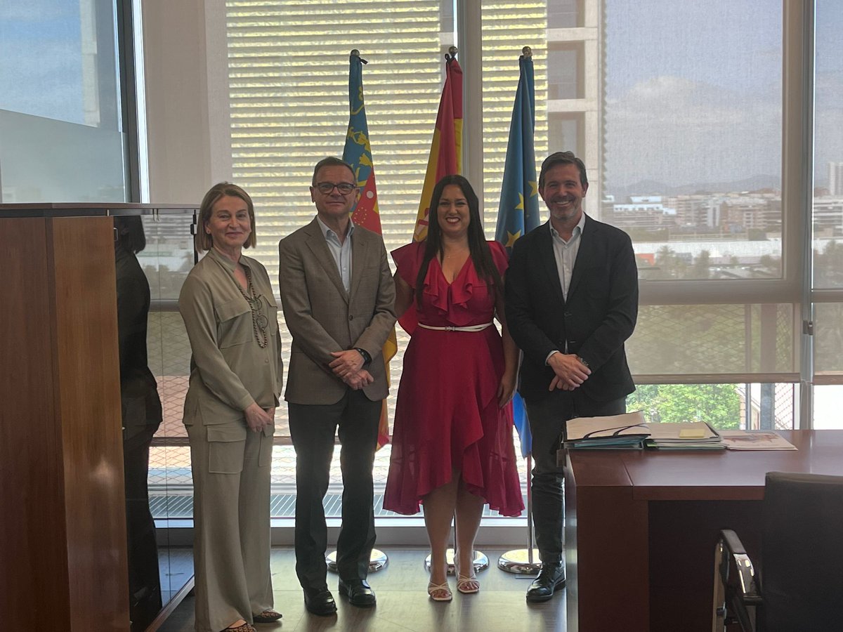 ✅El Secretario autonómico de Innovación, Jerónimo Mora, y la Directora general de Comercio, Artesanía y Consumo, @maribelsaezm , analizan con los representantes de @ConfecomercCV el modo de mejorar la competitividad de pymes y micropymes con políticas de innovación.