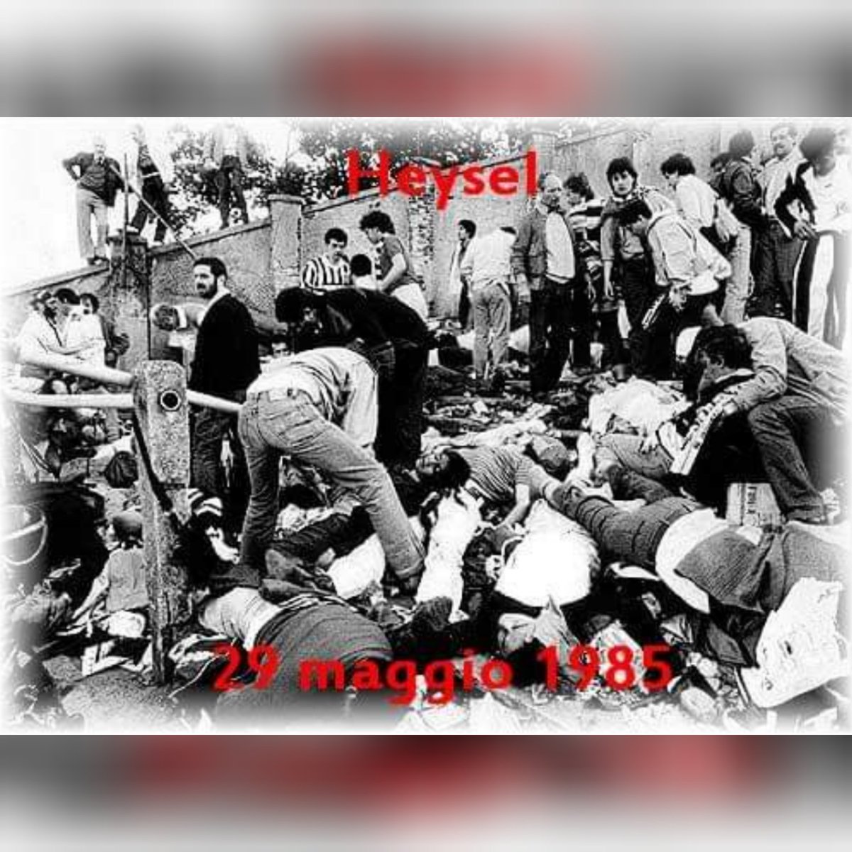 29 maggio 1985 La strage dell'Heysel Prima dell'inizio della finale di Coppa dei Campioni allo stadio Heysel. Morirono 39 persone, di cui 32 italiane, e ne rimasero ferite oltre 600. #pernondimenticare #29maggio1985 #heysel #bruxelles #coppadeicampioni @juventus @liverpoolfc FC