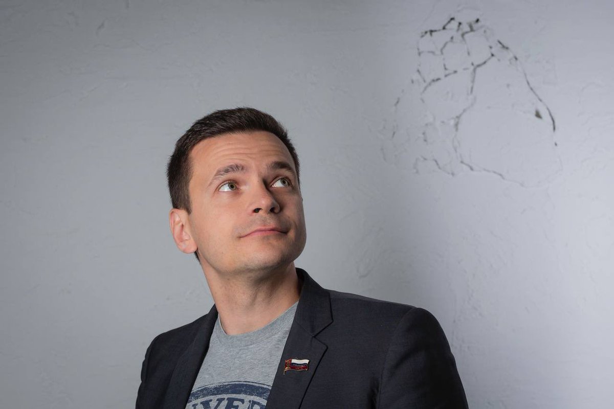 Всем привет! 
Хочу поделиться новостями (если их можно так назвать). 

Обычно политзеки сидят в одиночных камерах ШИЗО, но на этот раз у меня есть сосед. С одной стороны, конечно, сложновато делить на двоих тесный карцер 2.5 на 3.5 метра. Но с другой – общение хоть как-то