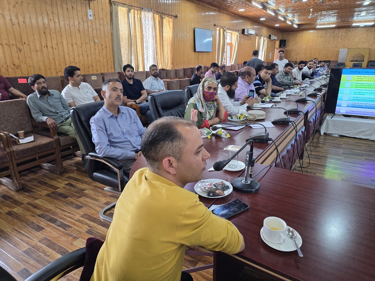 Returning Officer 1-Baramulla PC @mingasherpa presides over a  training Programme for AROs at Dakbanglow Baramulla, finalizing all preparations for the counting on 4th of June.
@ECISVEEP
@ceo_UTJK
@diprjk
@PIBSrinagar
@ddnewsSrinagar