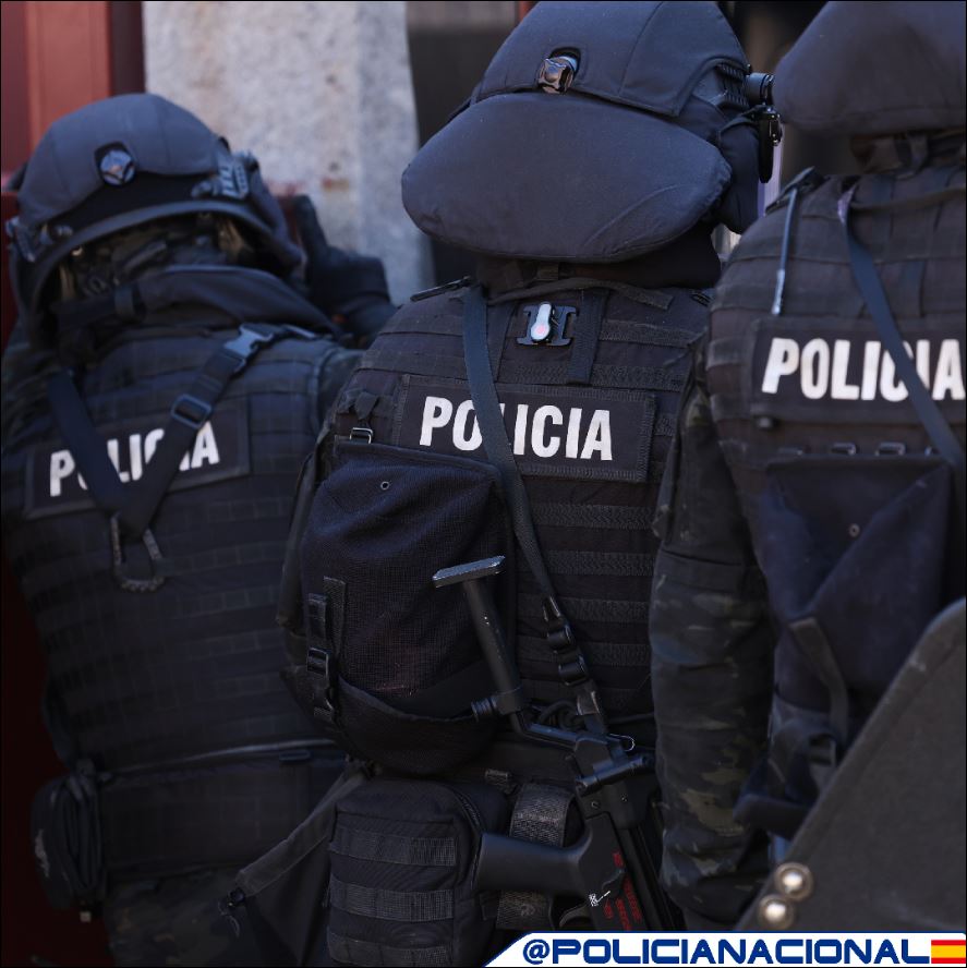 policia's tweet photo. #BuenosDias 

📅Hoy es el día internacional de la lucha contra el uso indebido y el tráfico ilícito de #Drogas

Buen momento para recordar que 
puedes colaborar con nosotros:

Envía la información que tengas a antidroga@policia.es 📧 https://t.co/xMQ2CWJGEU