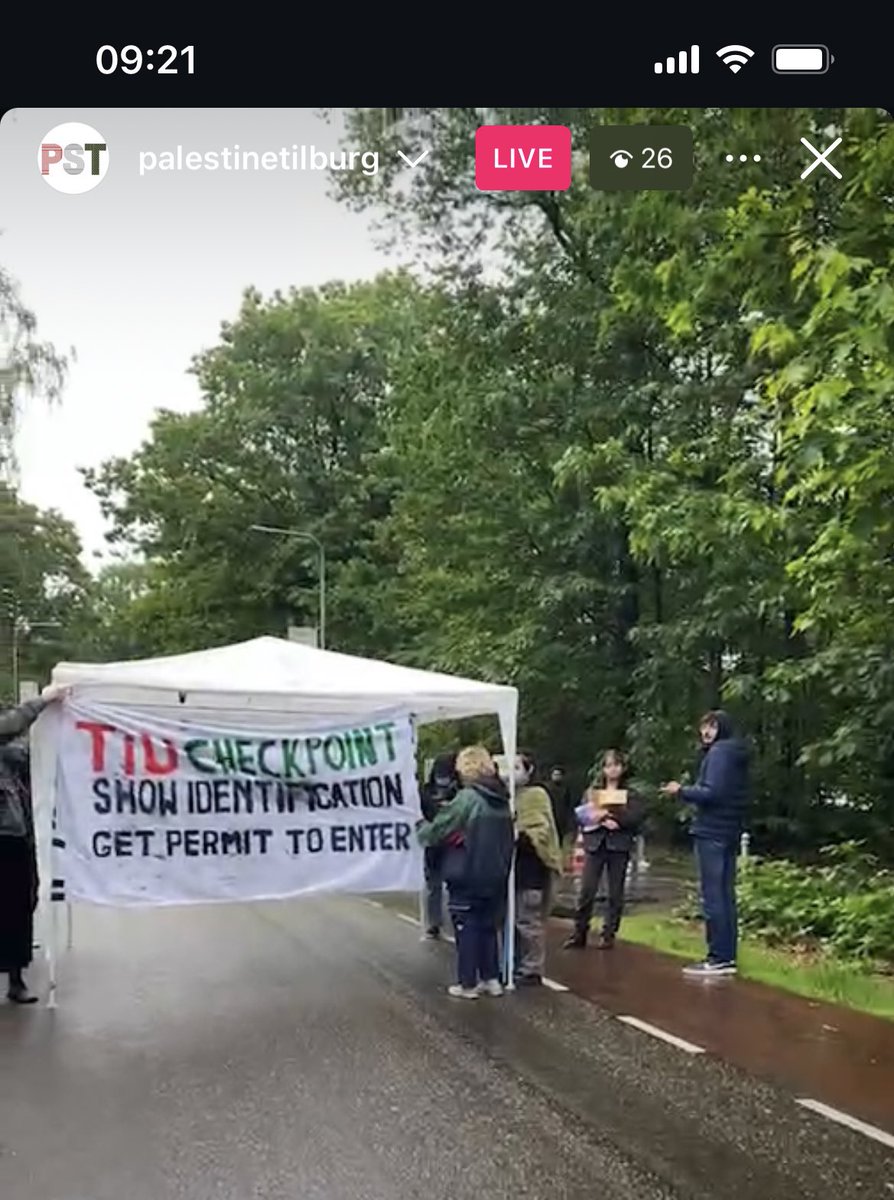 Studenten van Tilburg University hebben bij de weg die naar de campus leidt een checkpoint ingericht. Heel sterke actie. Nu live te volgen op Instagram.