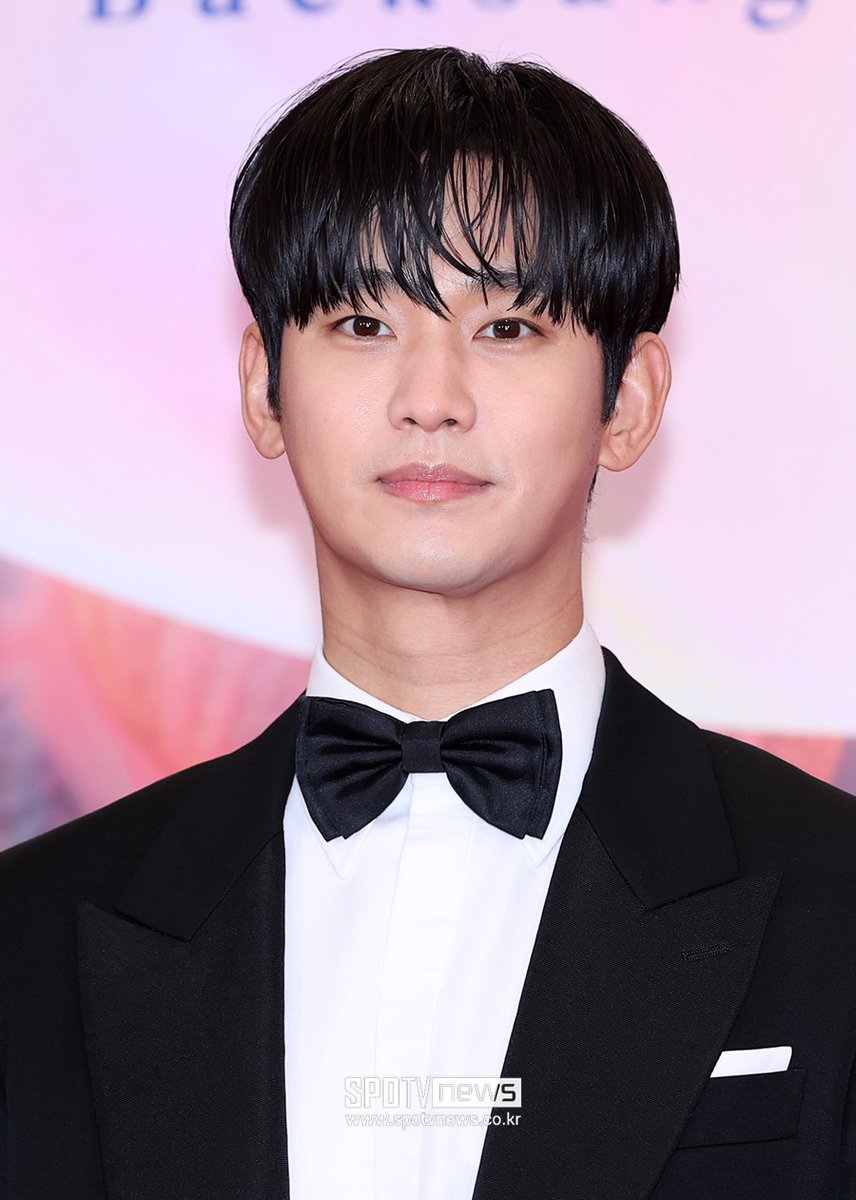 Upcoming drama #KnockOff reportedly has been confirmed to be released with seasonal format. 2 seasons are confirmed with 9 eps each. Helmed by #Stranger2 director & #SongOfTheBandits writer, #KimSoohyun is in talks to lead

naver.me/FvFkmwol #KoreanUpdates RZ