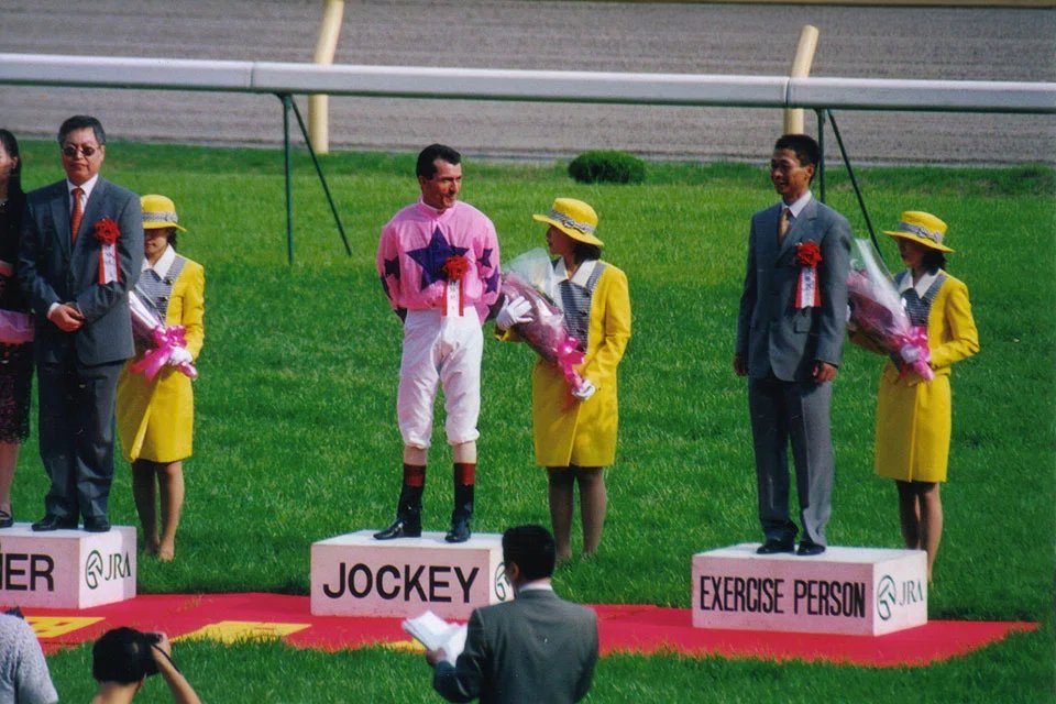 In 2️⃣0️⃣0️⃣0️⃣ Danny Shum was in the Yasuda Kinen presentation as FAIRY KING PRAWN's 'exercise person' 🦐 Will he be there again in 2️⃣0️⃣2️⃣4️⃣ as a winning trainer with ROMANTIC WARRIOR? 💕 📸 @magazine_chief #フェアリーキングプローン | #ロマンチックウォリアー | #安田記念 | #競馬
