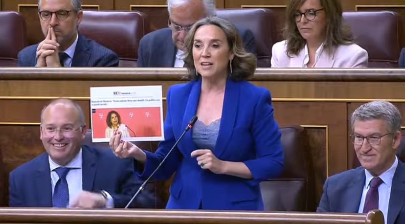 toniaira's tweet photo. “Desde aquí no se lee”, María Jesús Montero dixit 💥 “Y desde el otro lado de la tele, tampoco, Cuca. La próxima, lee el titular, ni que sea, aparte de enseñar una foto-cartelito que nadie sabe a primeras de qué va…” 🤦🏻♂️ #compolfail https://t.co/JBNMFY4S0O