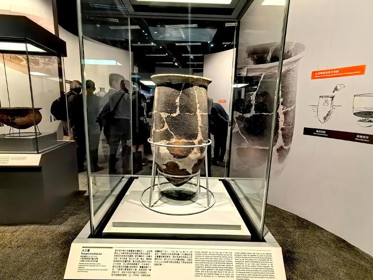 An exhibition entitled 'Harmony of Rites and Music: Exploring the Qilu Culture through #Shandong Relics' opened on May 28 in #HongKong and will run until Oct 6. Featuring 201 cultural relics from Shandong and 104 from Hong Kong, the exhibition showcases the rich, pluralistic
