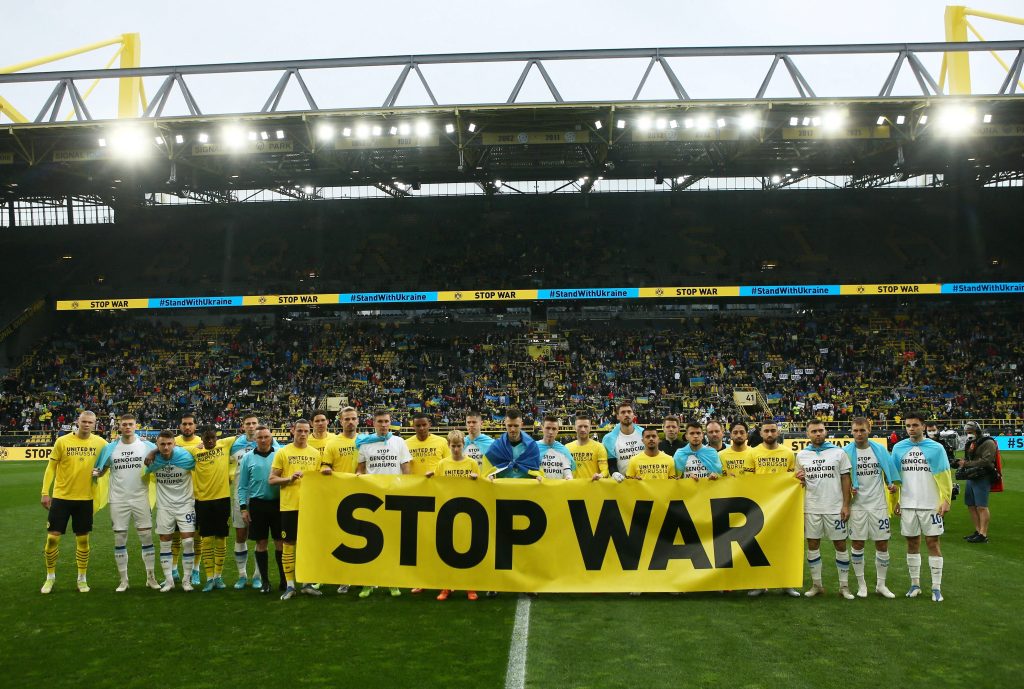SpieltagIndo's tweet photo. Dortmund dalam 24 jam terakhir:

• ingin mendatangkan Mason Greenwood utk musim depan, keputusan akan dibuat usai final UCL [via Telegraph]
• deal sponsorship dgn Rheinmetall, perusahaan senjata dan tank Jerman yg mensuplai tentara Israel [via RNBVB]

BVB??? 🤦‍♂️🤷‍♂️🤢 https://t.co/sWuaJeDYXE