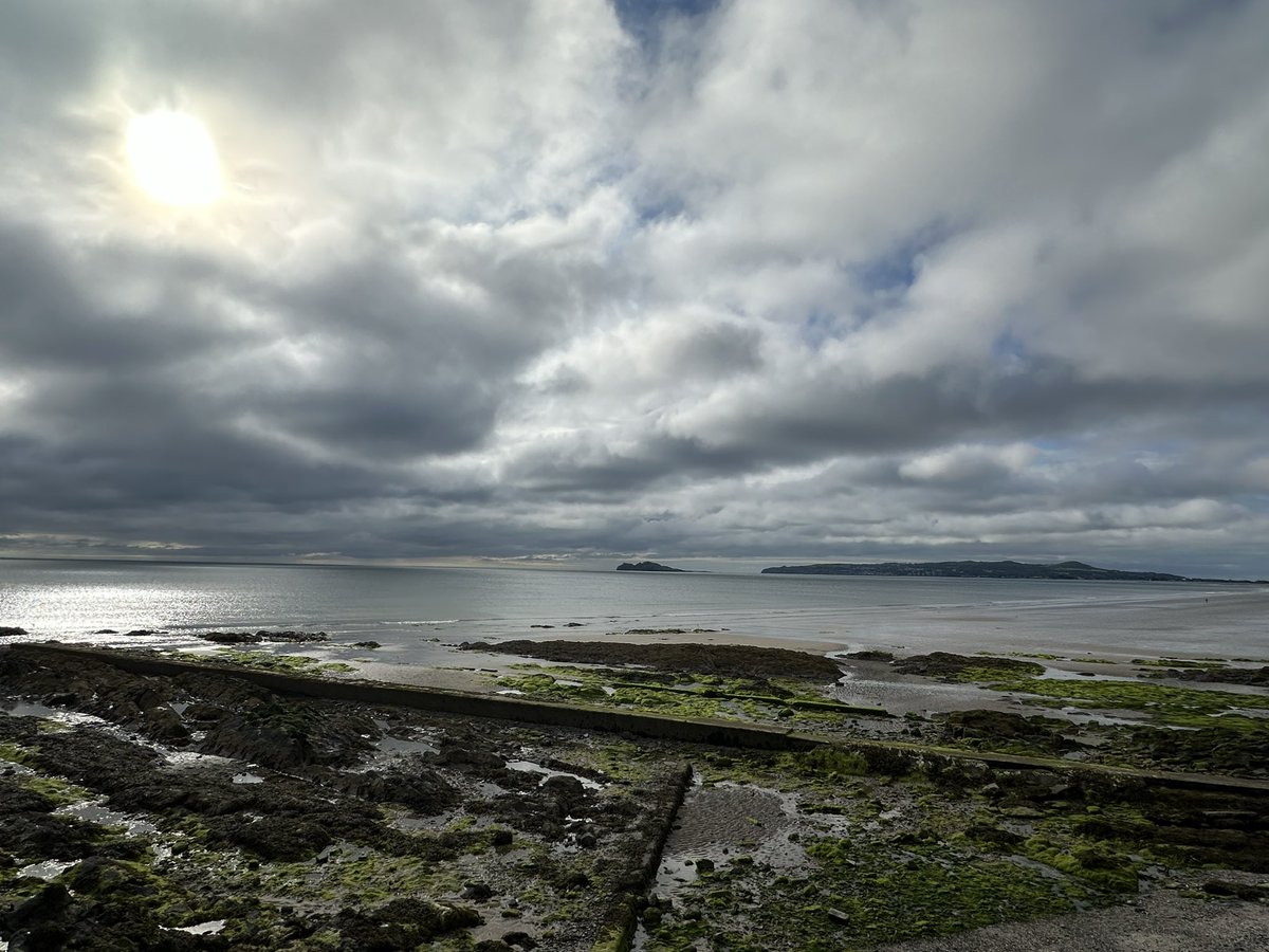 Coastal walk between Portmarnock & Malahide! Gorgeous Irish coastline on a cloudy early morning 💚