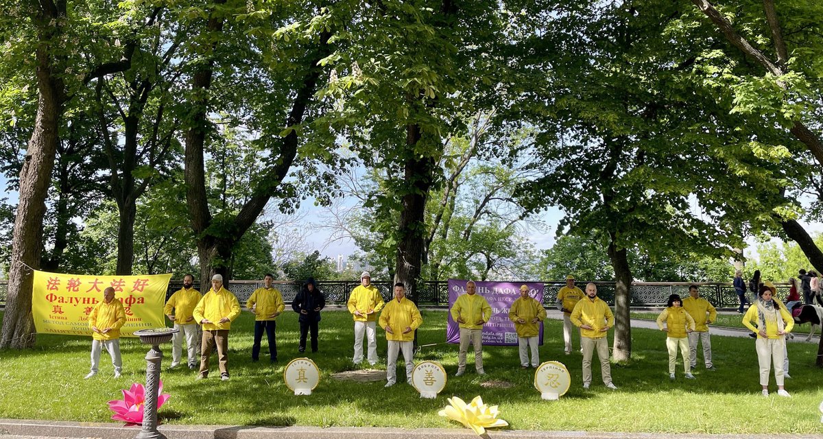 #Ukraine : Les pratiquants transmettent un message d’espoir lors des célébrations de la Journée du Falun Dafa #WorldFalunDafaDay #May13 fr.minghui.org/html/articles/…