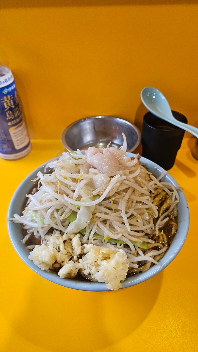 ラーメン二郎 八王子野猿街道店２さん

黒坦々辛いんじゃね

僕は辛味に弱いのです
辛さ控えめ申告をしました
断られました
とんでもなく美味しかったです
とても辛かったです。
2時間のフットサルより
15分の食事の方が汗をかきました
厨房から店主様の笑みに
愛を感じました
これが愛の味です