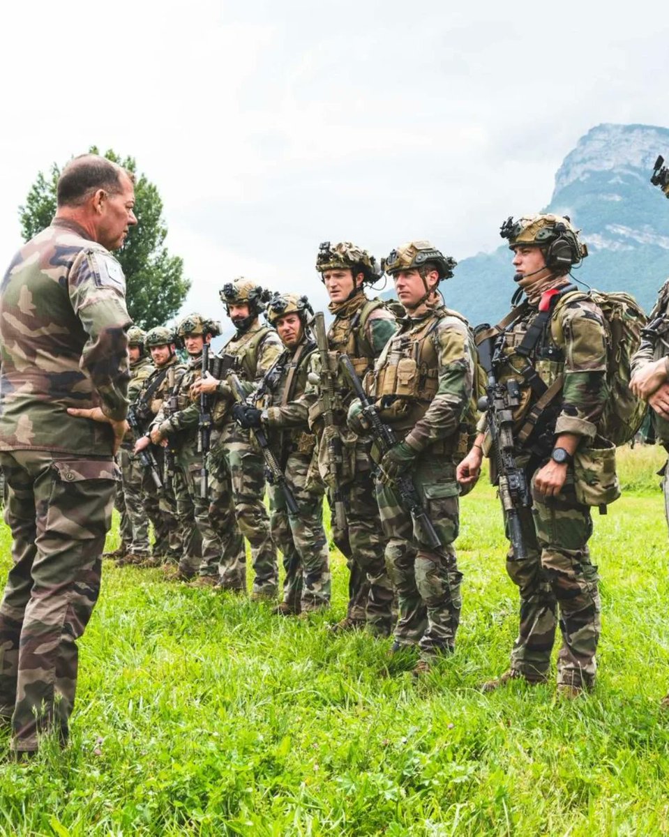 'Vous avez une grande force, vous faites partie de la famille très soudée des #Troupesdemontagne'
Le général Rondeau de la @1reDivision a rencontré nos soldats alpins, dont il a noté l'esprit de cordée et a abordé les grands enjeux de Défense avec les cadres
@armeedeterre