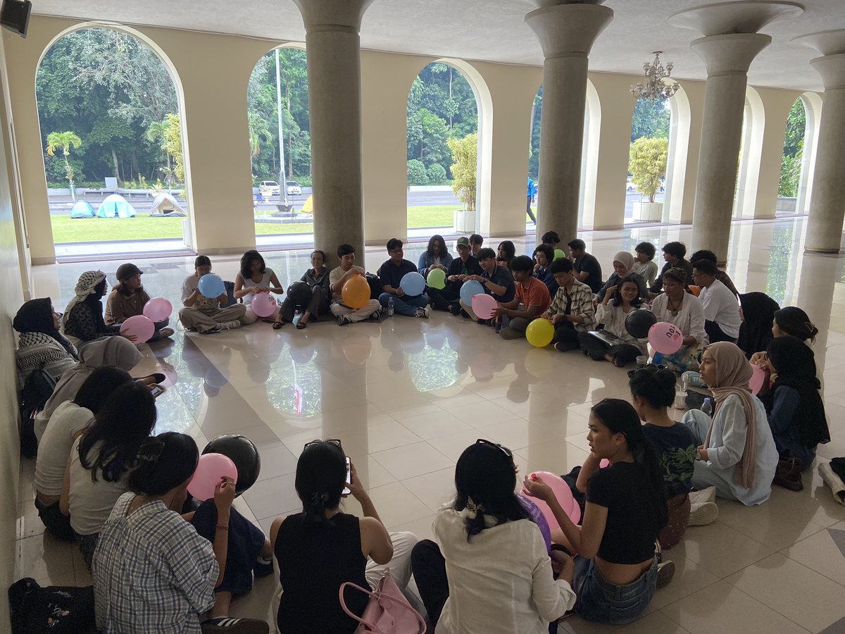 kommodifikasi's tweet photo. Kelas Pengantar Studi Perdamaian hari ini dipindah ke encampment Balairung UGM 🙌
#UGMTanpaUangPangkal #BermimpiDiBalairung https://t.co/dTiXhWhRSF