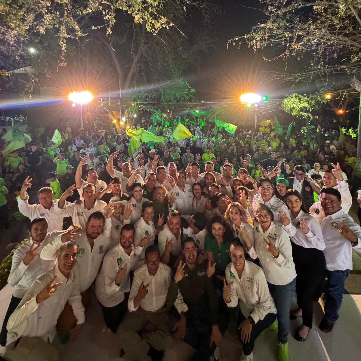 Mi reconocimiento a todo el equipo de estructuras por su trabajo en los 20 municipios, juntos vamos a fortalecer al @VerdeEcoSin, por eso este 2 de junio van abarrotar las casillas de verde. ✅🗳️

#ChuyValdésSenador
#VotaVerde
#PartidoVerde