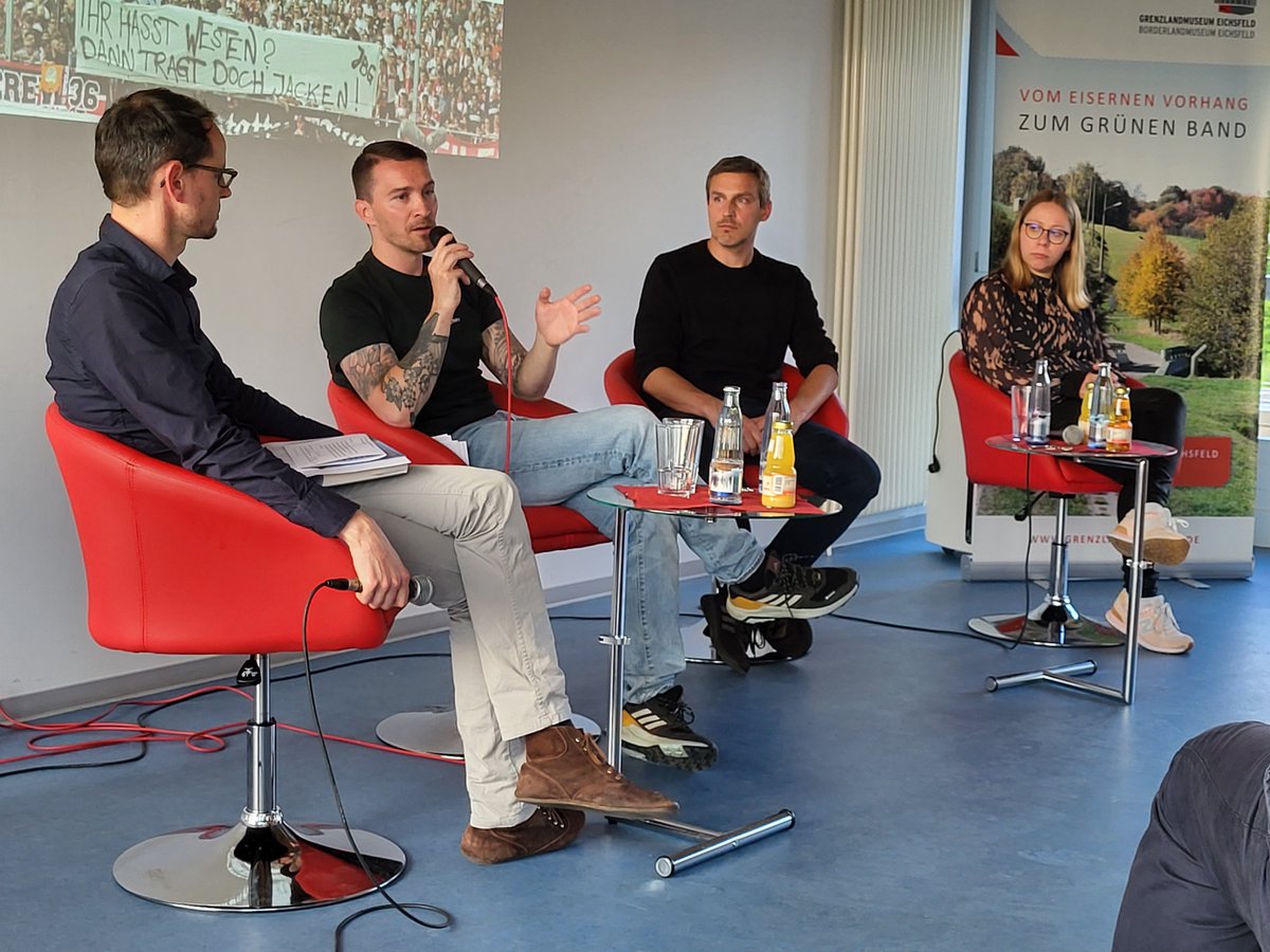 Was bewegt junge Forscherinnen und Forscher sich mit der DDR-Geschichte und der Zeit der Transformation zu beschäftigen? Welche Themen sind gerade aktuell? 
.
Über diese und noch viele weitere Fragen sprachen letzte Woche vor zahlreichem Publikum aus dem Eichsfeld in Thüringen